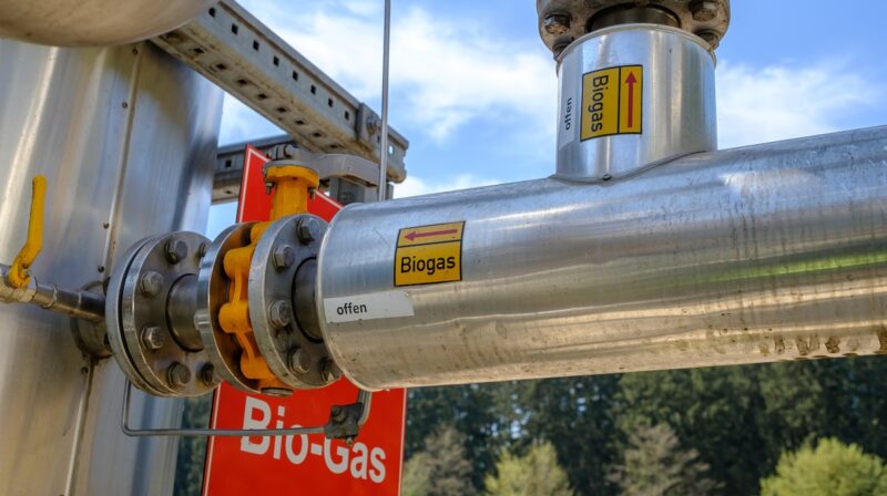 Rohre einer Biogasanlage mit der Aufschrift Biogas, die Ausschreibung für Biomasseanlagen am 1. April 2026 war unterzeichnet.