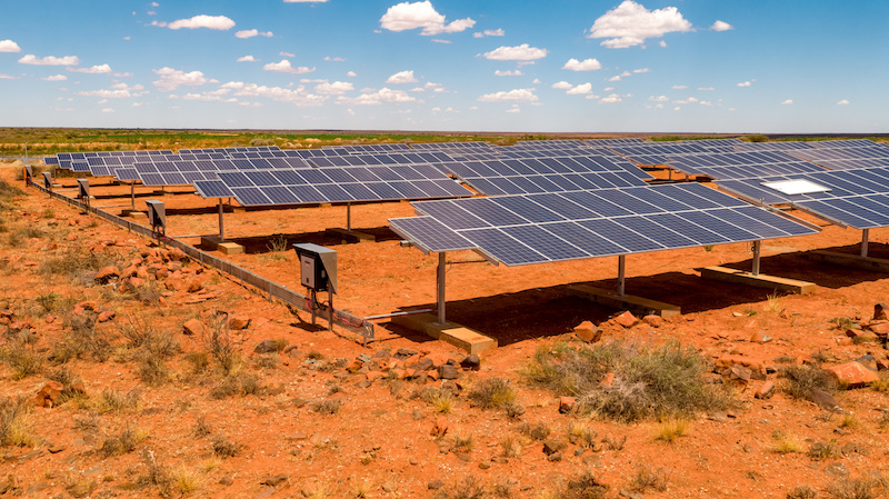 Photovoltaik in Südafrika: Aufgeständerte Module auf rötlich gefärbtem Boden zur Versorgung einer Farm