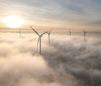 Windenergie-Anlagen im Wolkenmeer