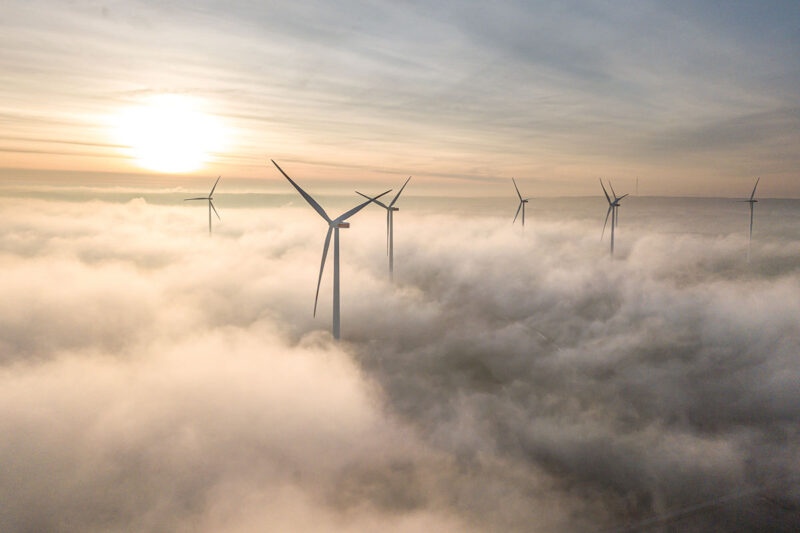 Windenergie-Anlagen im Wolkenmeer