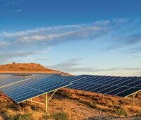 Photovoltaikmodule aufgeständert in einer Wüstenregion
