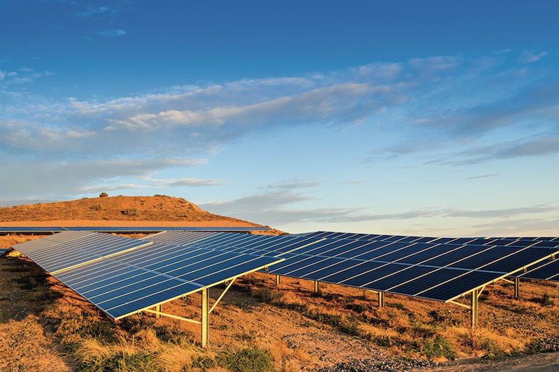 Photovoltaikmodule aufgeständert in einer Wüstenregion
