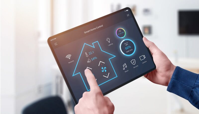 Eine Hand hält ein Tablett mit einer Smart Home App, Rabot Energy macht Geschirrspülmaschinen für dynamischen Stromtarif nutzbar.