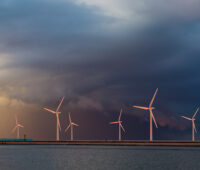 Offshore-Windkraft: Windkraftanlagen auf dem Meer vor dunklen Wolken
