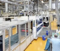 Blick in eine Photovoltaik-Fertigung, die TOPCon-Technologie dominiert laut International Technology Roadmap for Photovoltaics (ITRPV) den Markt.