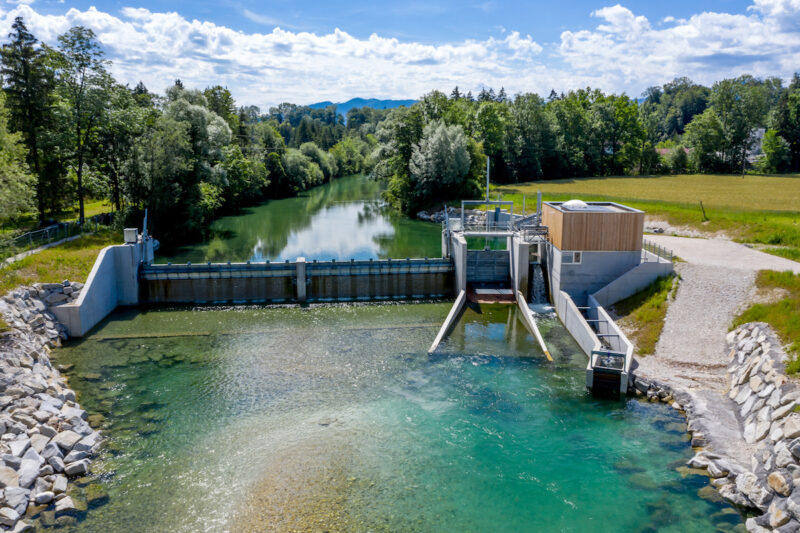 Ansicht von oben auf eine Wasserkraftanlage