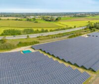 Photovoltaik-Freiflächenanlage - Solarpark - an einer Autobahn - Panoramaphoto