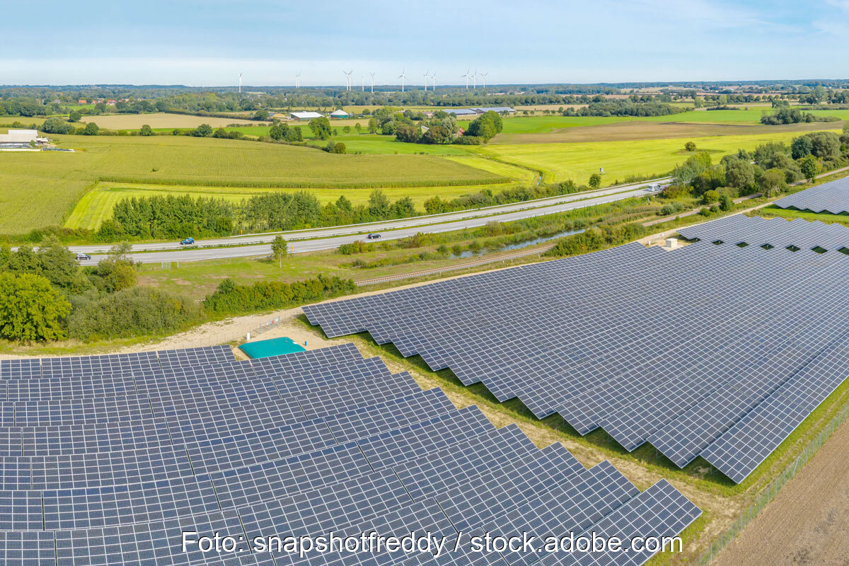 Photovoltaik-Freiflächenanlage - Solarpark - an einer Autobahn - Panoramaphoto