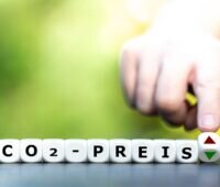 Würfel mit der Aufschrift CO2-Preis, BWP und ZVEI fordern Verlässlichkeit der CO₂-Preise und BEG-Förderung.