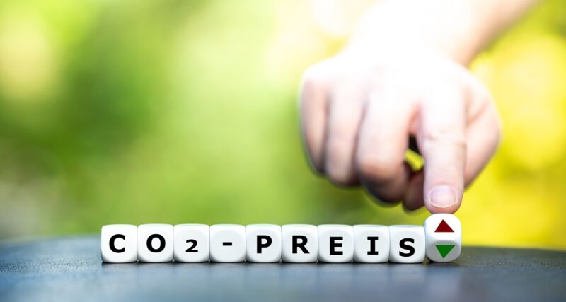 Würfel mit der Aufschrift CO2-Preis, BWP und ZVEI fordern Verlässlichkeit der CO₂-Preise und BEG-Förderung.