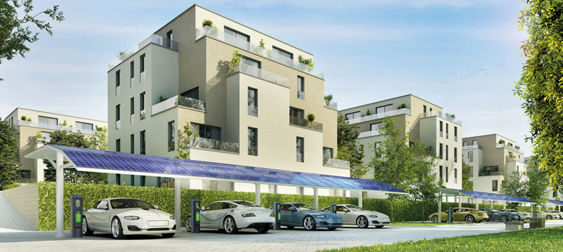 Im Hintergrund ein Mehrfamilienhaus, vorn Elektrofahrzeuge mit Ladestationen, die unter einem Carport mit Photovoltaikmodulen stehen.