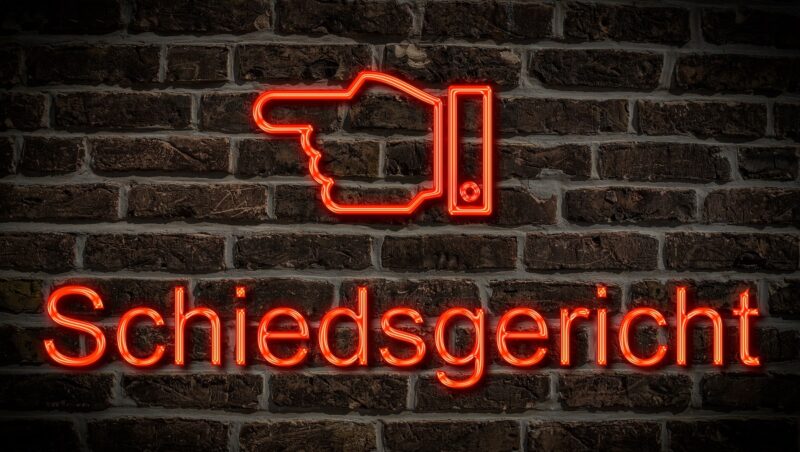 Die Aufschrift Schiedsgericht an einer Wand, die Clearingstelle EEG|KWKG hat den Anspruch auf einen Photovoltaik-Netzanschluss behandelt.
