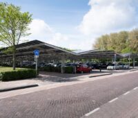 Photovoltaikmodule überdachen einen Parkplatz. Das Standortfördergesetz soll Immobilienfonds Investition in solche Anlagen ermöglichen.