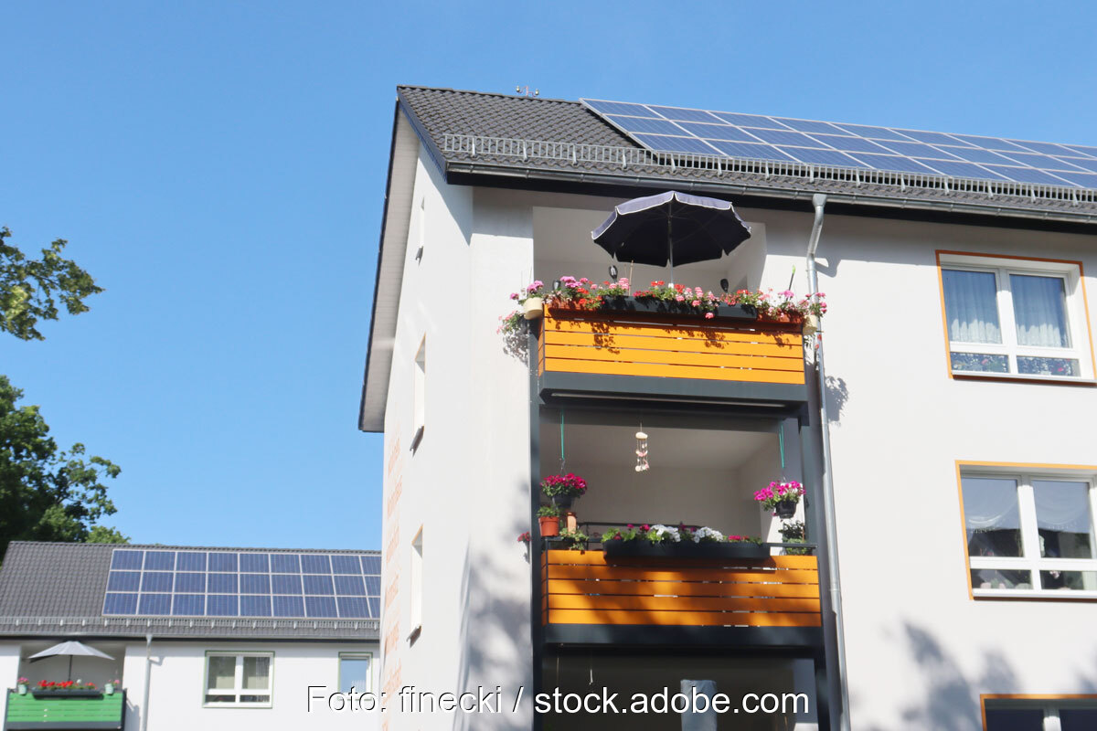 Mehrparteienhäuser mit Photovoltaikanlagen auf dem Dach stehen für eine gemeinschaftliche Gebäudeversorgung / Mieterstrom.