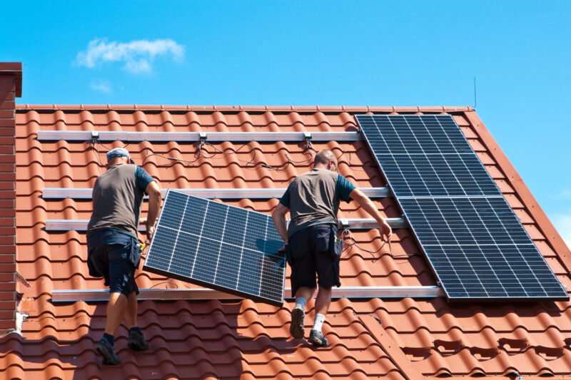 Montage einer Photovoltaikanlage auf einem Eigenheim, die bislang von einer PV-Einspeisevergütung profitieren würde.