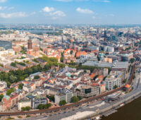 Ein Luftbild von Hamburg mit vielen Dächern ohne Photovoltaik