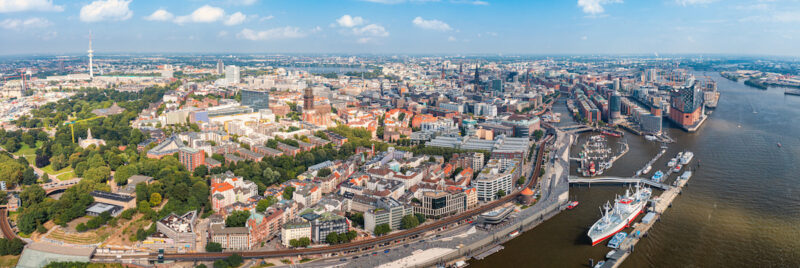 Ein Luftbild von Hamburg mit vielen Dächern ohne Photovoltaik