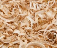 Ein Haufen Sägespäne, die Holzindustrie benötigt für die stoffliche Verwertung von Holz weniger Mengen als in Deutschland anfallen, daher sind Einschränkungen für die Holzenergie im EEG überflüssig.