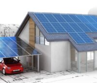 Modell eines Einfamilienhauses mit Solardach und SOlar-Carport auf Bauplänen.