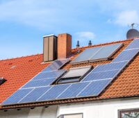 Photovoltaik-Anlage auf Reihenhaus-Dach.