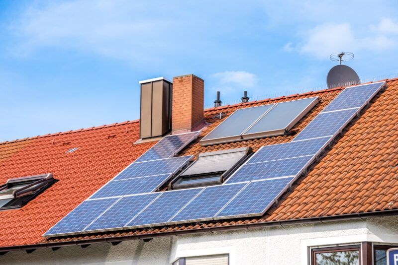 Photovoltaik-Anlage auf Reihenhaus-Dach.