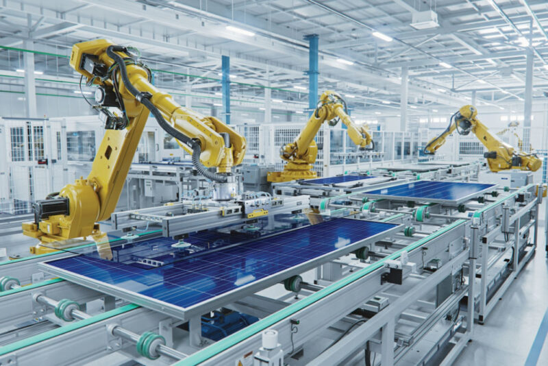 Fertigungsanlage für PV-Module mit Robotern - Symbolbild für Ökodesign