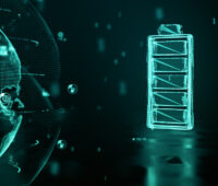 Ein Hologramm einer grün leuchtenden Batterie vor schwarzem Hintergrund