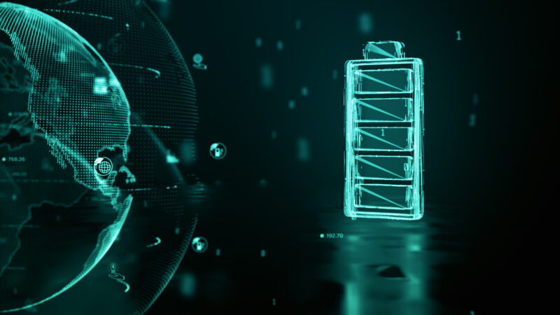 Ein Hologramm einer grün leuchtenden Batterie vor schwarzem Hintergrund