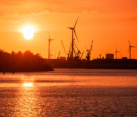 Industrie-Silhouette mit Windkraftanlagen im Abendlicht