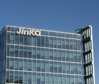 Ein Firmengebäude von Jinko Solar, das neue schwarze Solarmodul Tiger Neo 5.0 des chinesischen Photovoltaik-Herstellers erreicht einen Wirkungsgrad von 25,52 %.