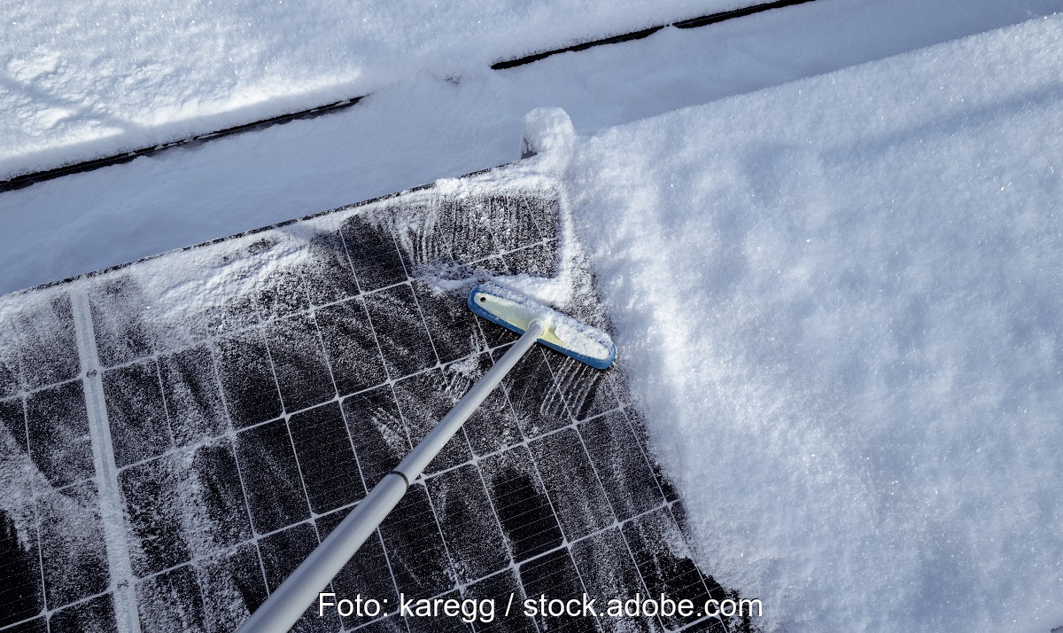 Ein Schrubber befreit Photovoltaik-Module im Winter von Schnee, Zendure empfiehlt das Balkonkraftwerk steil auszurichten, damit Schnee gar nicht erst anhaftet.
