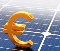 Ein goldenes Eurozeichen auf Photovoltaik-Modulen, die EEG Photovoltaik-Ausschreibung für Solaranlagen des ersten Segments im März 2026 war klar überzeichnet.