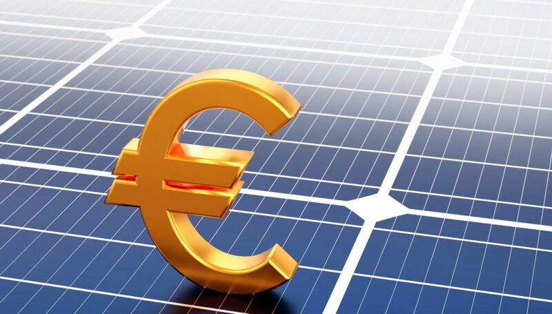 Ein goldenes Eurozeichen auf Photovoltaik-Modulen, die EEG Photovoltaik-Ausschreibung für Solaranlagen des ersten Segments im März 2026 war klar überzeichnet.