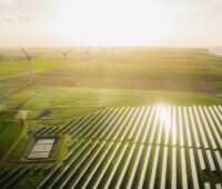 Windenergieanlagen und eine Photovoltaik-Freiflächenanlage, der Ausbau der Photovoltaik in Brandenburg in 2025 stockt, Wind kommt voran.