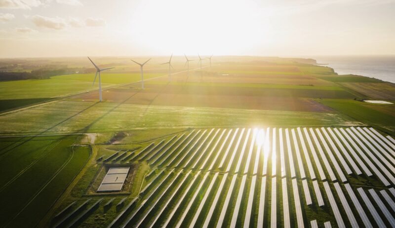 Windenergieanlagen und eine Photovoltaik-Freiflächenanlage, der Ausbau der Photovoltaik in Brandenburg in 2025 stockt, Wind kommt voran.