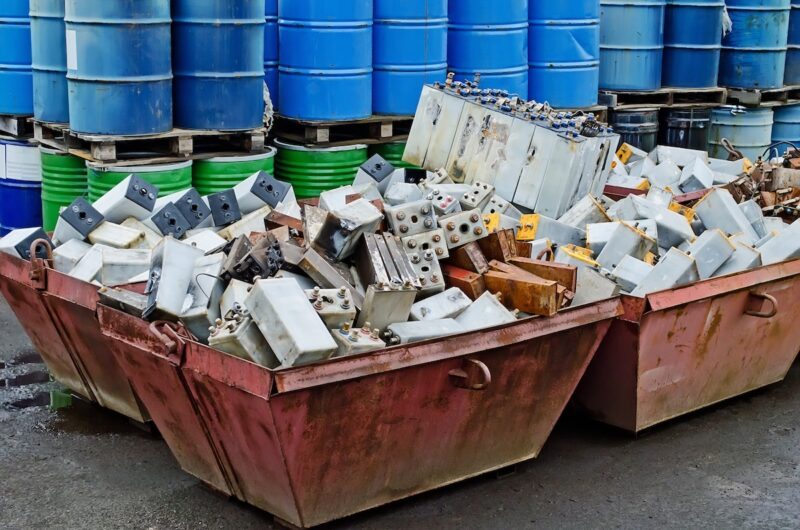 Abfallsammelcontainer, in dem sich alte Batterien stapeln.