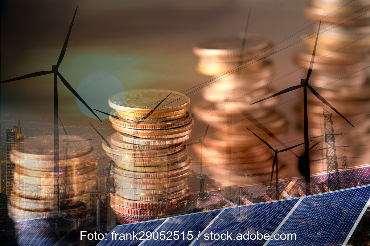 Bildcollage mit Geldstücken, PV-Anlage, Windkraft und weiteren Elementen - Sympolbild für Fondstmarktstärkungsgesetz