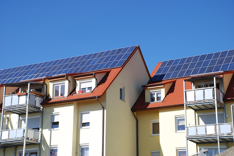 Mehrfamilienhäuser mit Photovoltaikanlage auf dem Dach