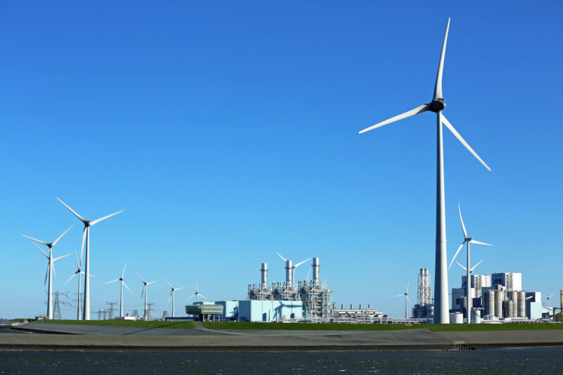 Gaskraftwerke mit Windkraftanlagen