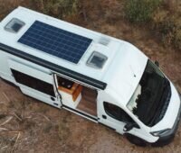 Ein Camper mit Photovoltaik-Modulen auf dem Dach, Reichelt Elektronik bietet Batteriespeicher von Litime an.