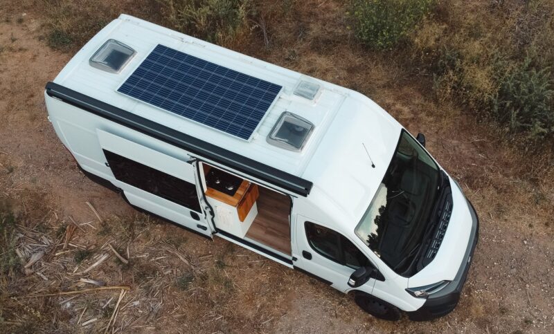 Ein Camper mit Photovoltaik-Modulen auf dem Dach, Reichelt Elektronik bietet Batteriespeicher von Litime an.
