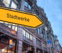 Straßenschild mit dem Aufdruck "Stadtwerke"