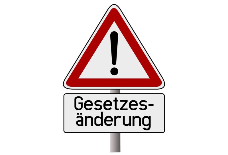 Warnschild mit der Aufschrift Gesetzänderung als Symbol für die Novelle des Energieeffizienzgesetzes.