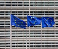 Eine Fassade in Brüssel. Davor Fahnen der Europäischen Union. Der EU-Kommission liegt das Solarpaket zur Prüfung vor, doch sie hat es auf Eis gelegt.