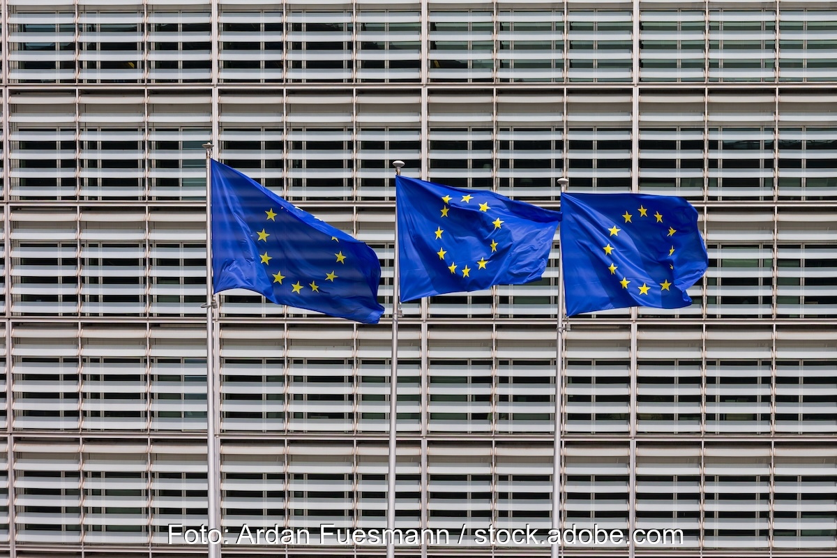 Eine Fassade in Brüssel. Davor Fahnen der Europäischen Union. Der EU-Kommission liegt das Solarpaket zur Prüfung vor, doch sie hat es auf Eis gelegt.