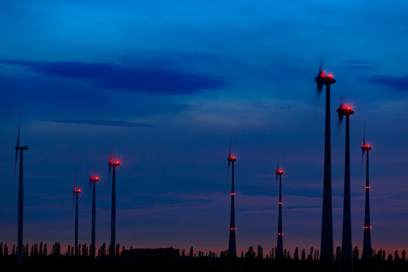 Dauerblinken bei Windkraftanlagen in der Nacht