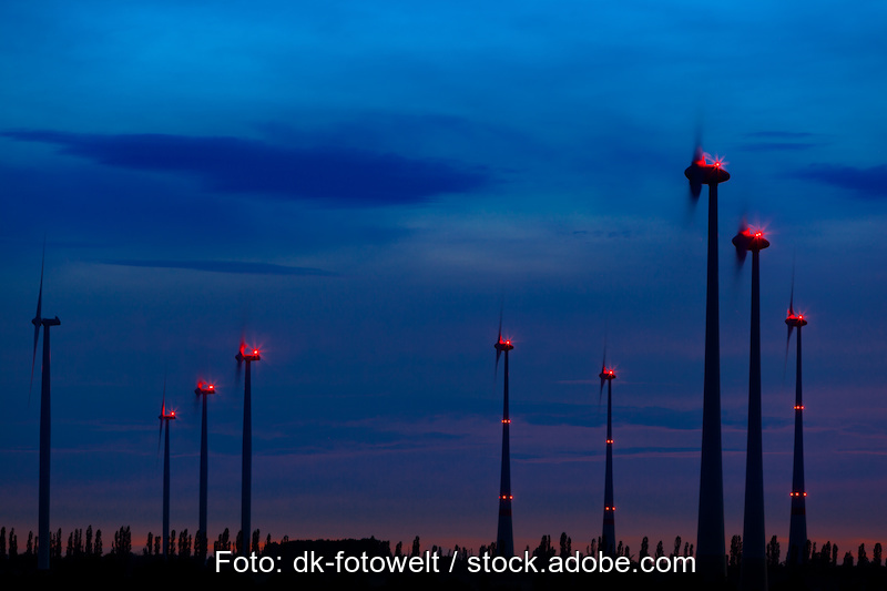 Dauerblinken bei Windkraftanlagen in der Nacht