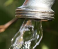 Trinkwasser fließt aus einem Hahn, der Energieversorger Avacon will Trinkwasser als Quelle für die Wärmepumpe zur Wärmegewinnung nutzen.