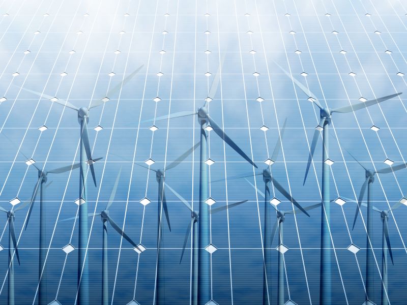 Kollage zeigt Windkraftanlagen vor Photovoltaikfeldern.