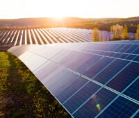 Solarpark im Sonnenuntergang